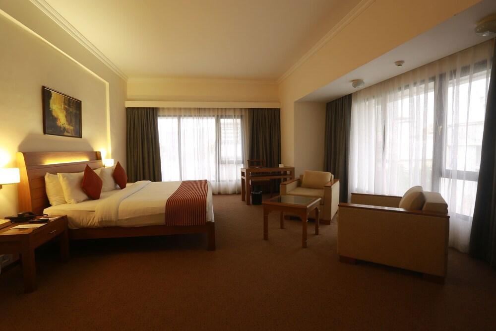 The Avenue Regent Hotel Kochi Екстериор снимка